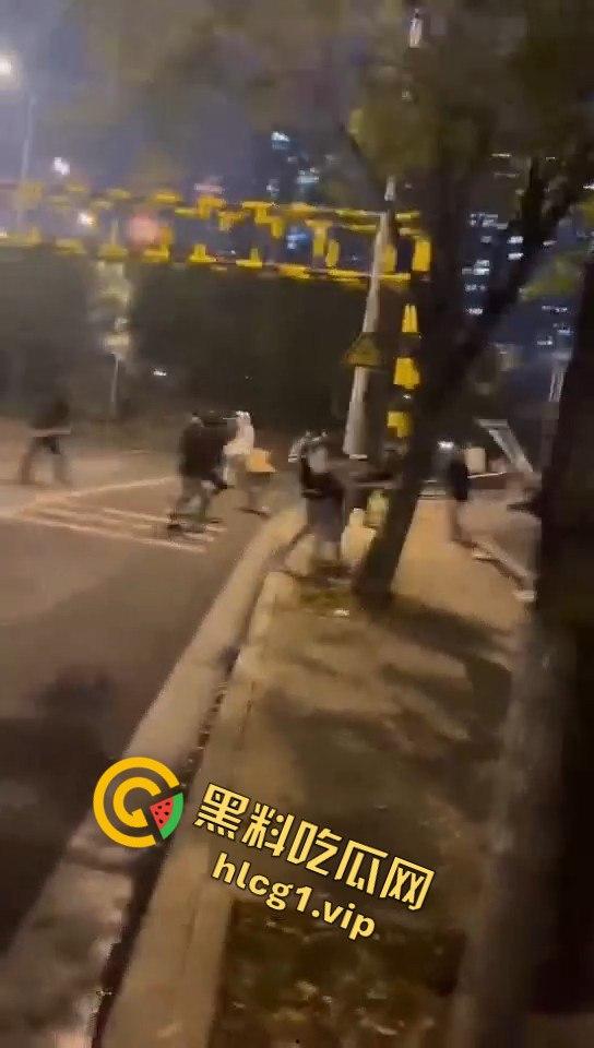 长沙婚庆公园惊现激烈群殴!精神小伙上演街头版“古惑仔”-2
