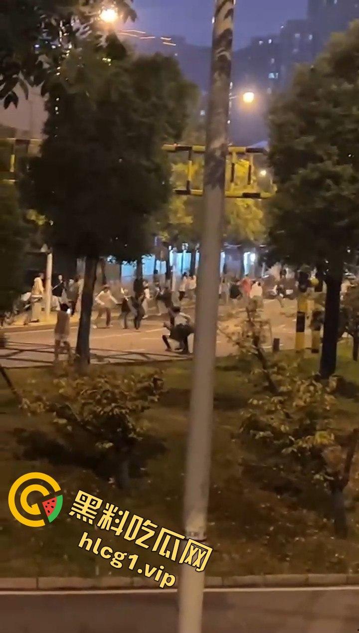 长沙婚庆公园惊现激烈群殴!精神小伙上演街头版“古惑仔”-4