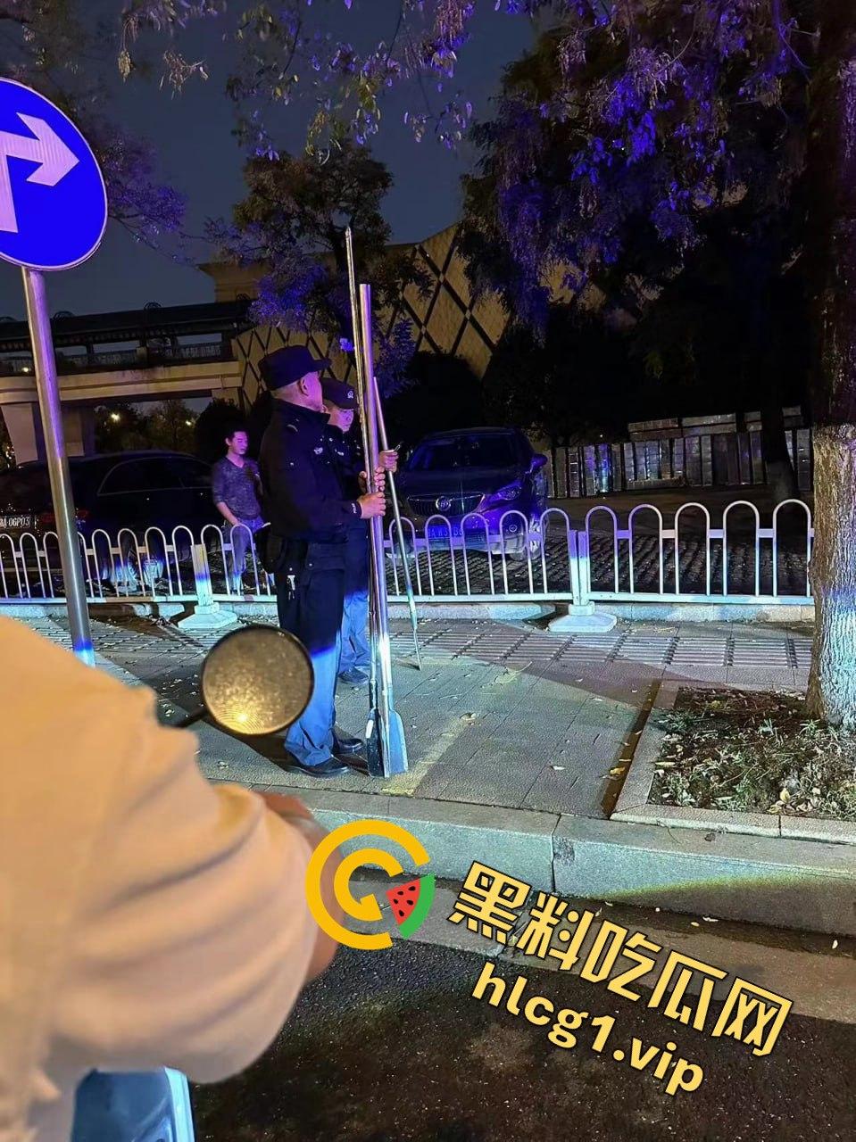 长沙婚庆公园惊现激烈群殴!精神小伙上演街头版“古惑仔”-5