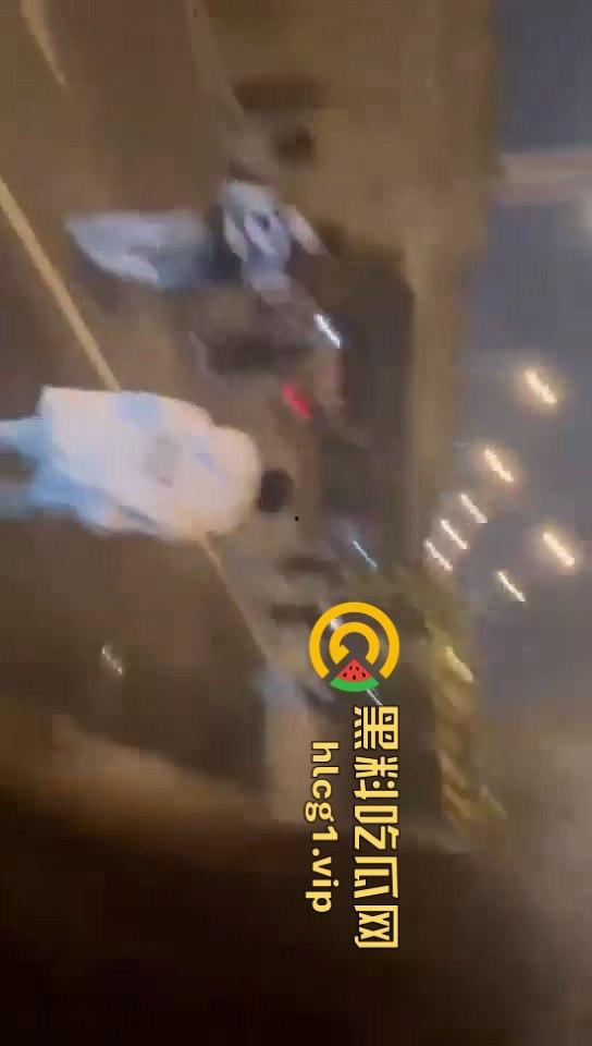 长沙婚庆公园惊现激烈群殴!精神小伙上演街头版“古惑仔”-7