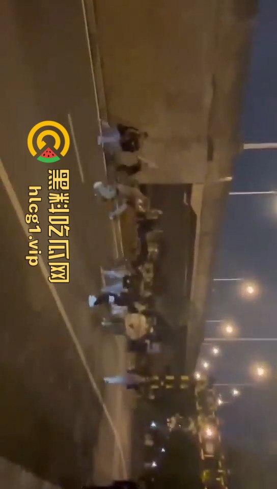 长沙婚庆公园惊现激烈群殴!精神小伙上演街头版“古惑仔”-8