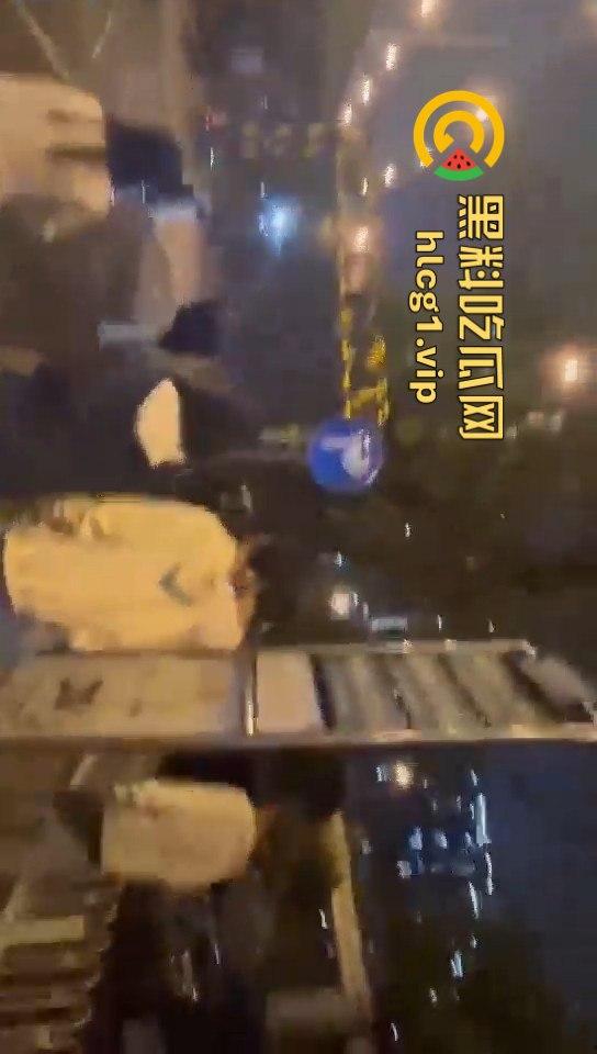 长沙婚庆公园惊现激烈群殴!精神小伙上演街头版“古惑仔”-9