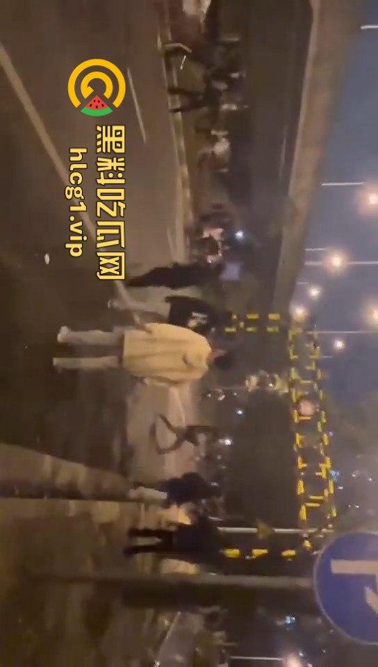 长沙婚庆公园惊现激烈群殴!精神小伙上演街头版“古惑仔”-10