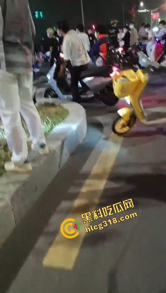 临沂这群精神哥集体断片儿,砸车群殴还上头,警车一来不躲不跑反手就干,真是刑不上脑袋系列!-7