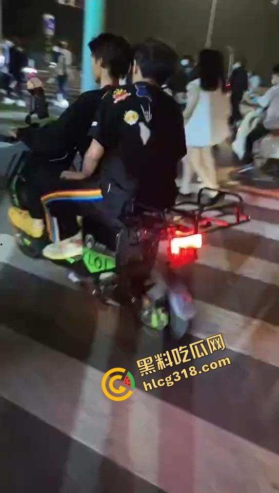 临沂这群精神哥集体断片儿,砸车群殴还上头,警车一来不躲不跑反手就干,真是刑不上脑袋系列!-8