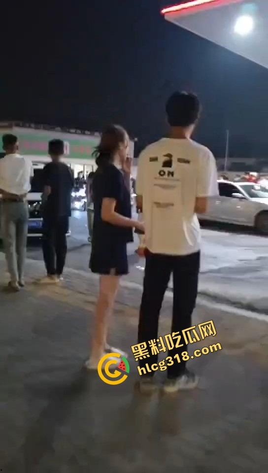 临沂这群精神哥集体断片儿,砸车群殴还上头,警车一来不躲不跑反手就干,真是刑不上脑袋系列!-9