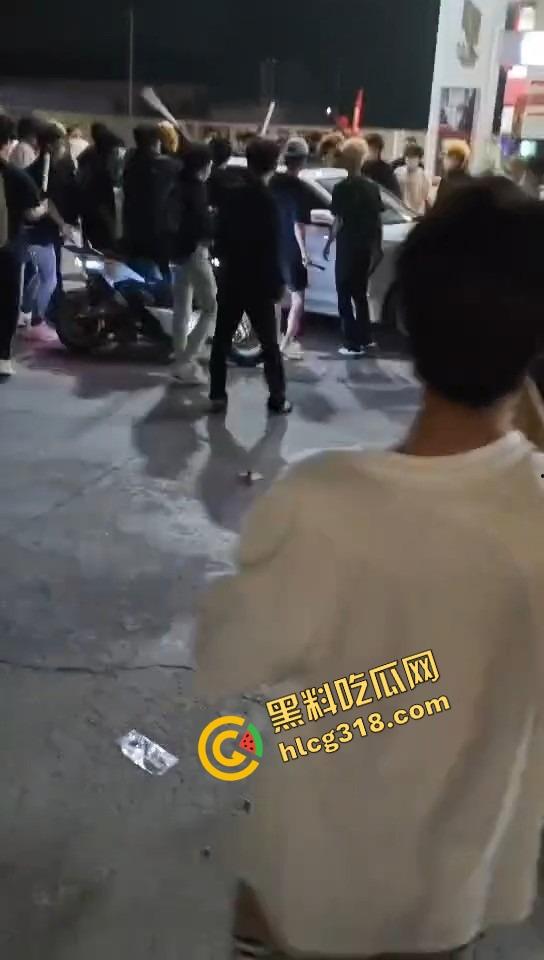 临沂这群精神哥集体断片儿,砸车群殴还上头,警车一来不躲不跑反手就干,真是刑不上脑袋系列!-10