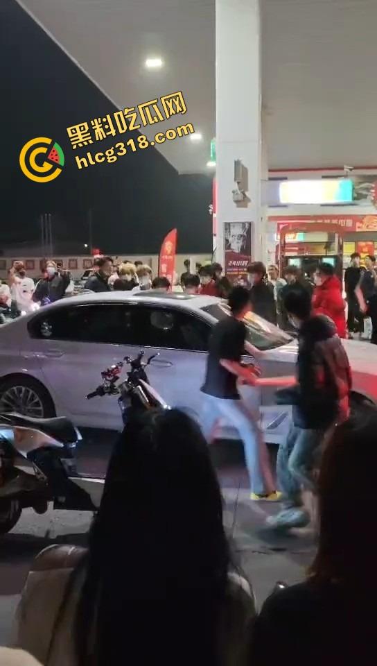 临沂这群精神哥集体断片儿,砸车群殴还上头,警车一来不躲不跑反手就干,真是刑不上脑袋系列!-11