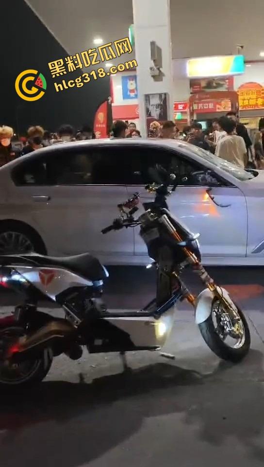 临沂这群精神哥集体断片儿,砸车群殴还上头,警车一来不躲不跑反手就干,真是刑不上脑袋系列!-12