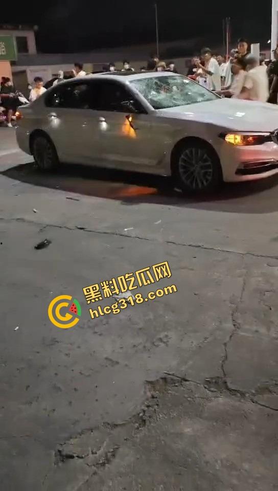 临沂这群精神哥集体断片儿,砸车群殴还上头,警车一来不躲不跑反手就干,真是刑不上脑袋系列!-13