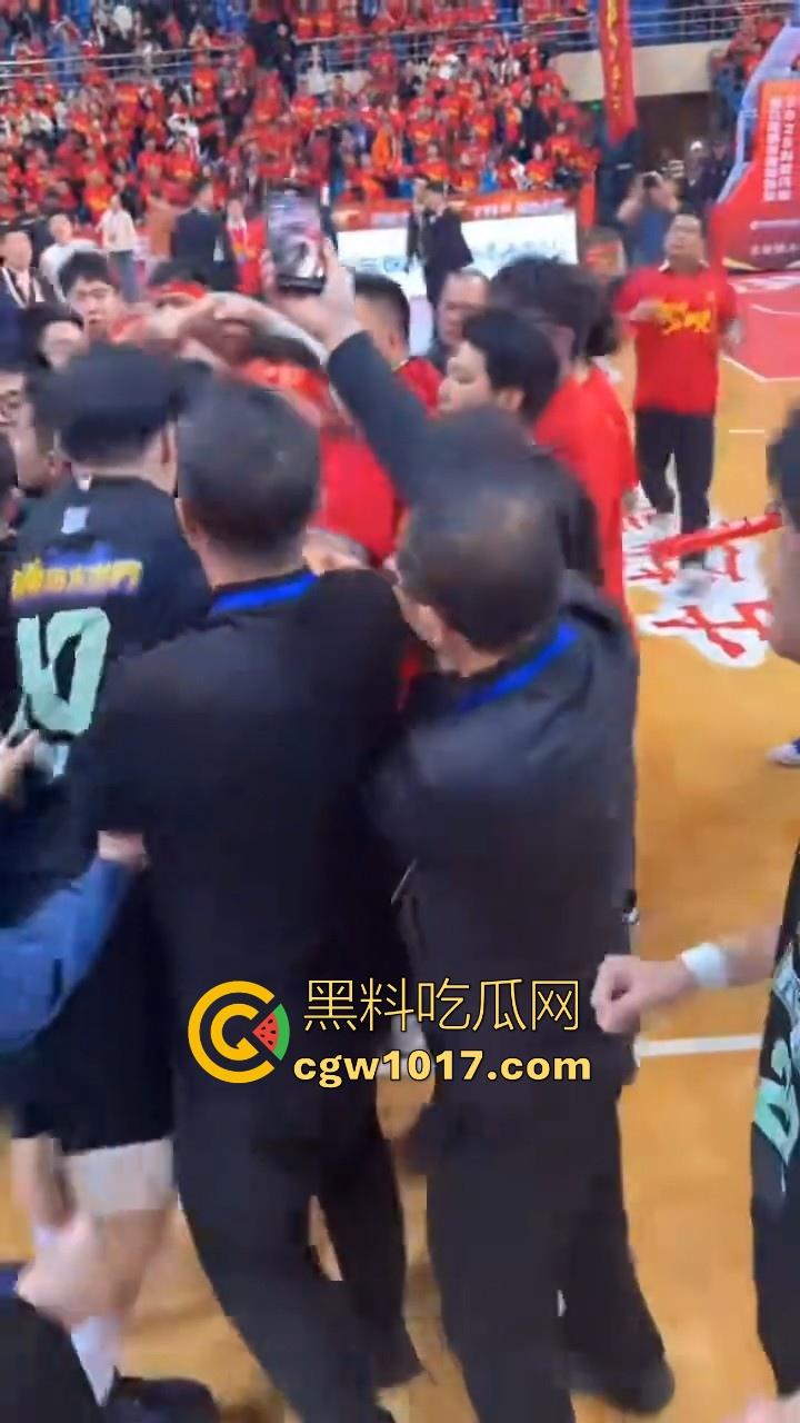浙BA篮球联赛爆发大冲突!绍兴球队输不起,打完后还要打球员,真应了那句话,喝绍兴黄酒,打各地朋友!-8
