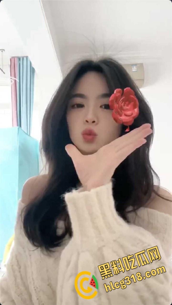 湖南辣妹子幼师【李诗瑶】,反差婊的颜值天花板,金主给的实在是太多,深喉口交的表情也太沉醉了 !-2