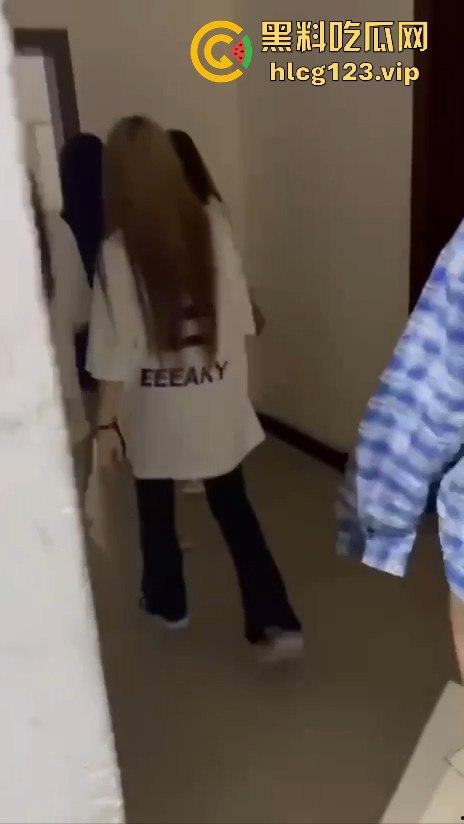 校园霸凌升级!精神小妹厕所暴打,血溅满地,衣服全给扒光,精神小伙拍得乐开花!-1