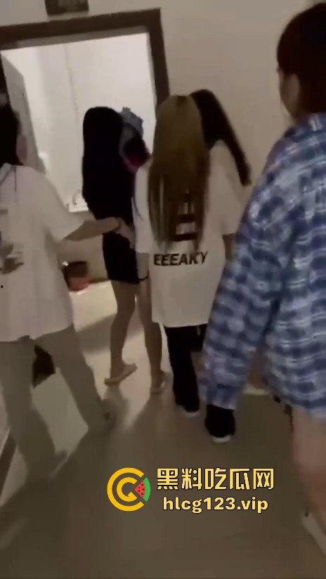 校园霸凌升级!精神小妹厕所暴打,血溅满地,衣服全给扒光,精神小伙拍得乐开花!-2