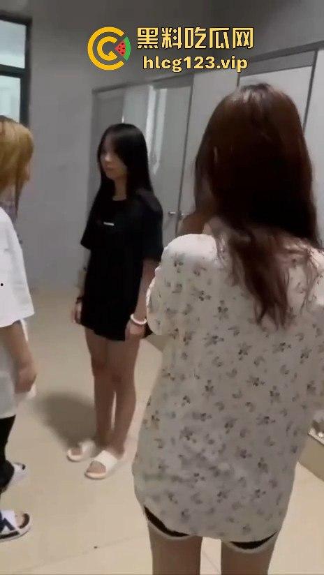 校园霸凌升级!精神小妹厕所暴打,血溅满地,衣服全给扒光,精神小伙拍得乐开花!-3