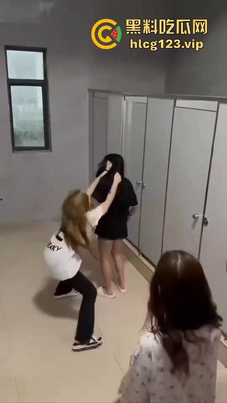 校园霸凌升级!精神小妹厕所暴打,血溅满地,衣服全给扒光,精神小伙拍得乐开花!-4