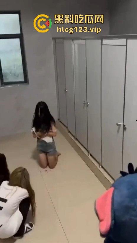 校园霸凌升级!精神小妹厕所暴打,血溅满地,衣服全给扒光,精神小伙拍得乐开花!-11
