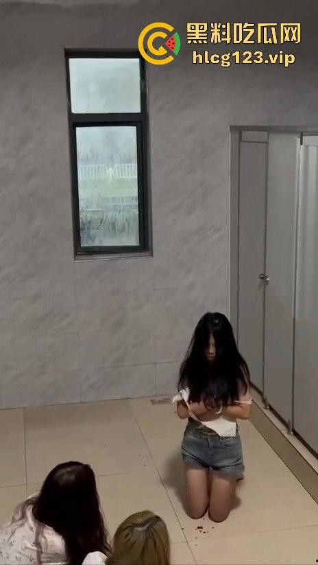 校园霸凌升级!精神小妹厕所暴打,血溅满地,衣服全给扒光,精神小伙拍得乐开花!-12