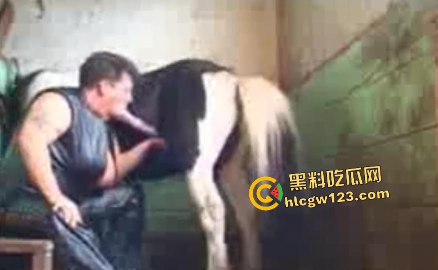 老奶奶吸吮大马鸡巴射精，双手拿着鸡巴像一把枪一样捅进嘴里，精子一股草味！-3