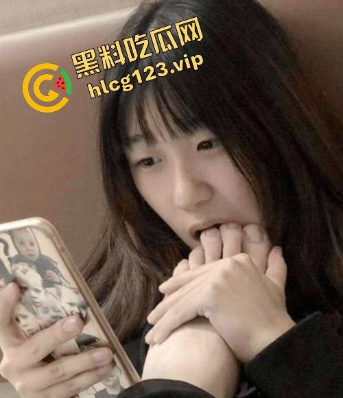 湖北民族师范学院清纯女学生『唐佳怡』性爱自拍遭渣男前男友曝光!解胸罩露出大奶子!后入抽插淫叫不断!-1