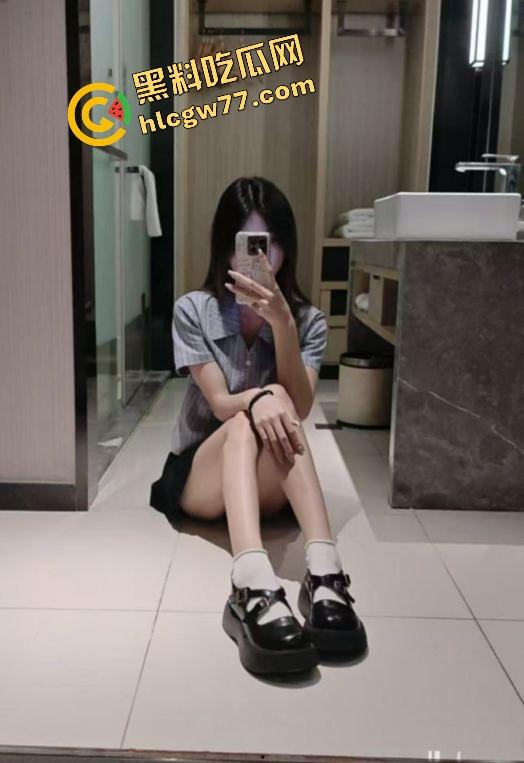 大连排骨妹【乔珊珊】金发小母狗被炮友偷拍爆操现场,吃鸡吃到笑开花,约炮变出道!-1