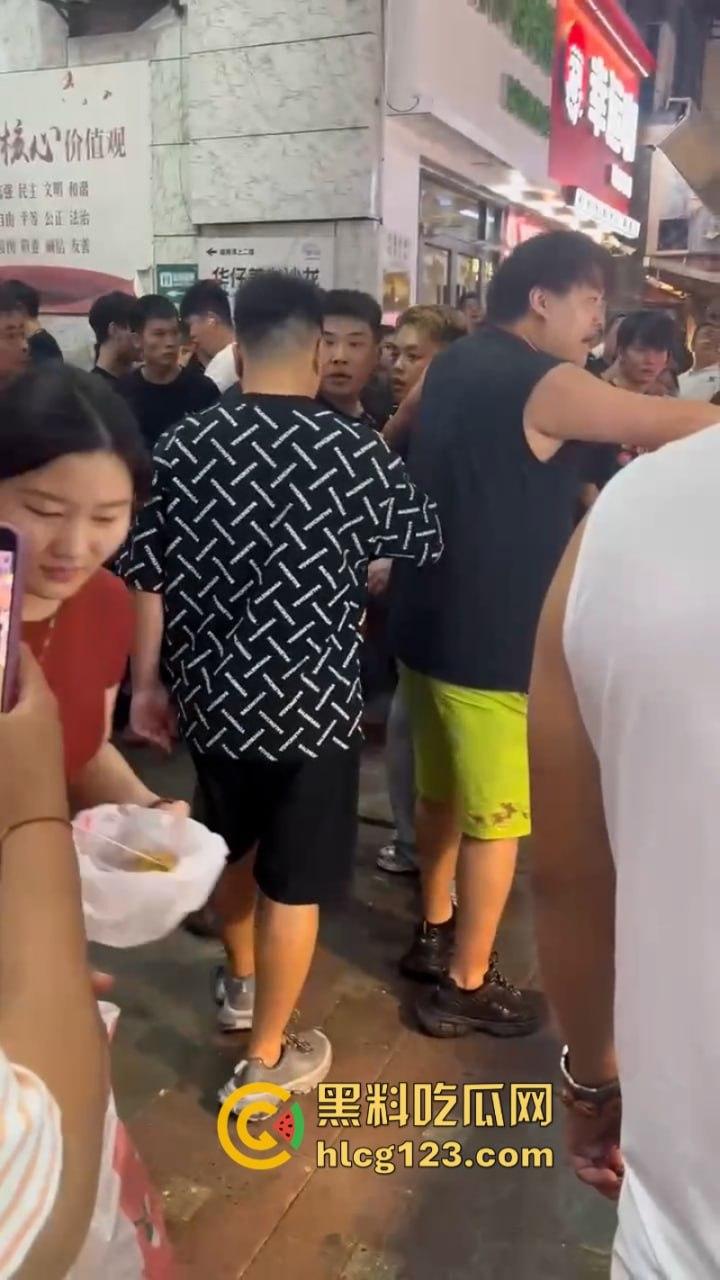 太暴力！网红【腾导】线下被真实打脸 边开直播边被揍想不火都难了！-3