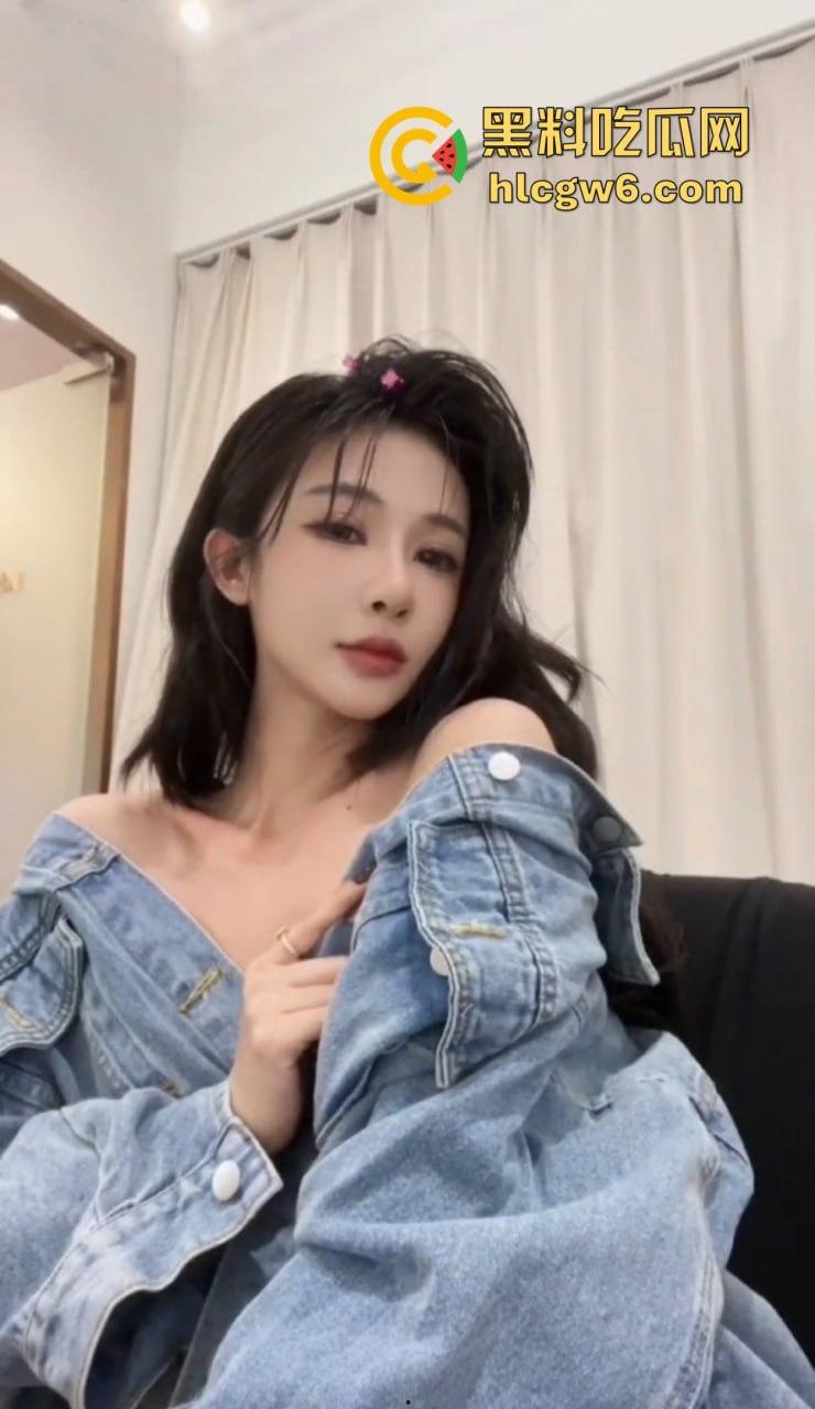 广州街头露出新手小情侣上线 老婆真空包臀裙黑丝高跟出街,老公偷偷带摄影师全程跟拍,回家看片直接湿到脚!-9