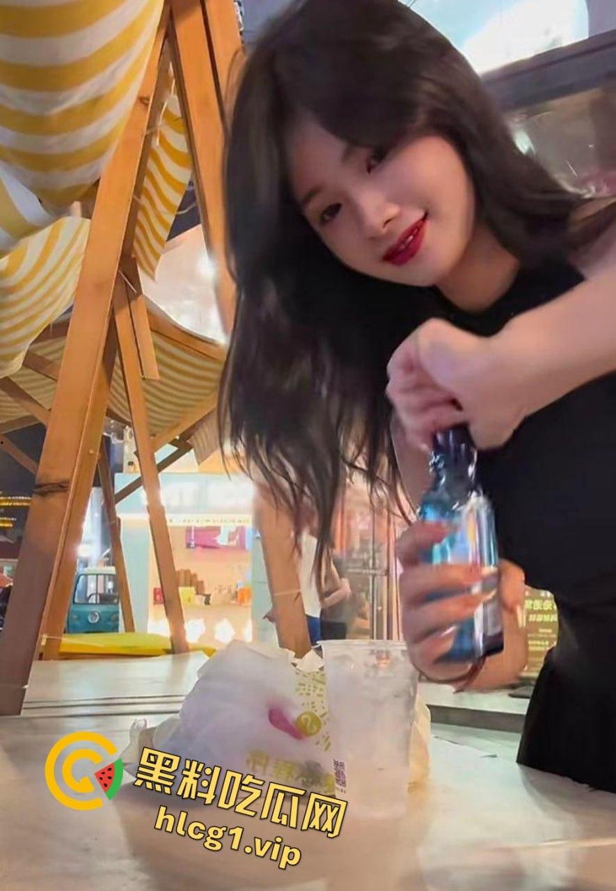 抖音60万粉丝的快乐小宝出手阔绰！酒吧豪掷千金点男模，腹肌小哥享受顶级福利！-5