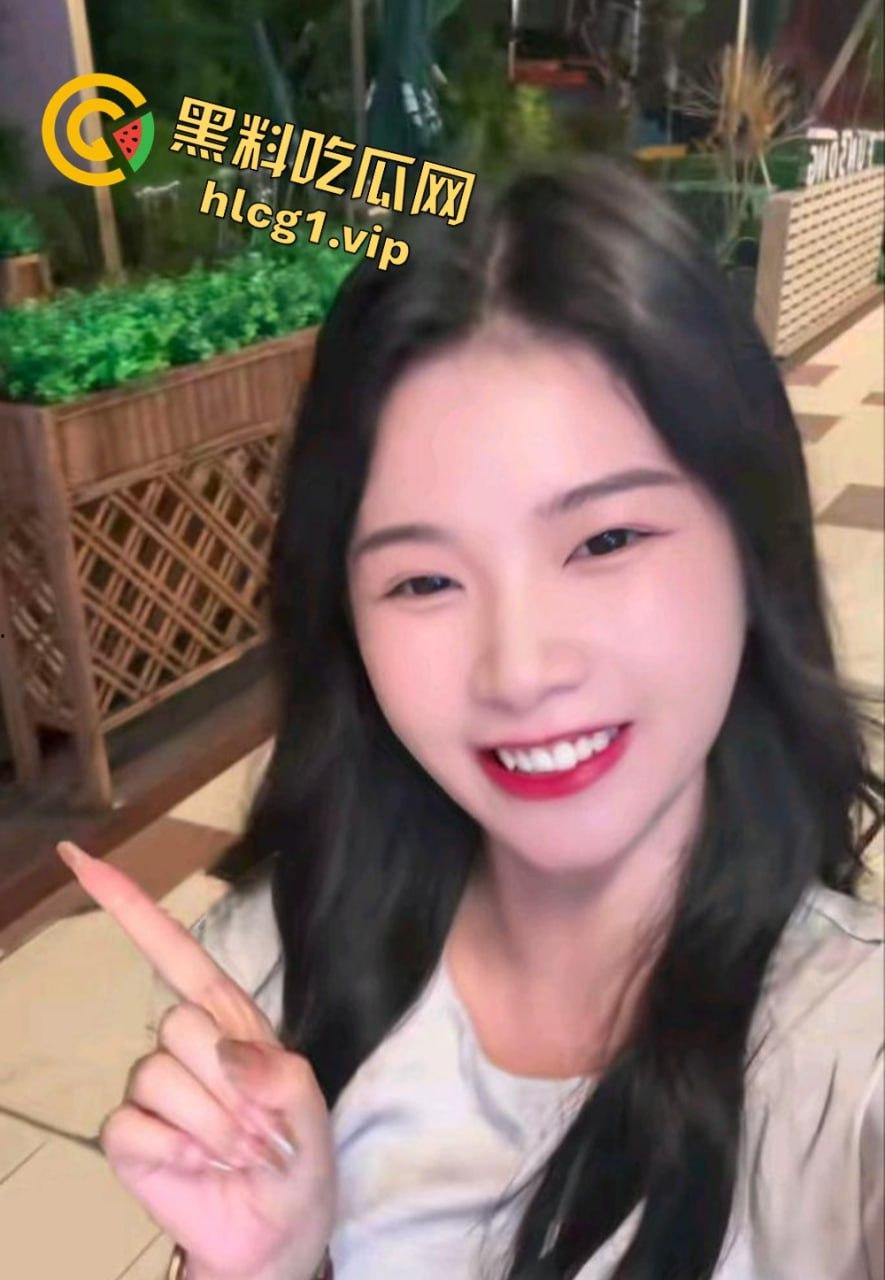 抖音60万粉丝的快乐小宝出手阔绰！酒吧豪掷千金点男模，腹肌小哥享受顶级福利！-7