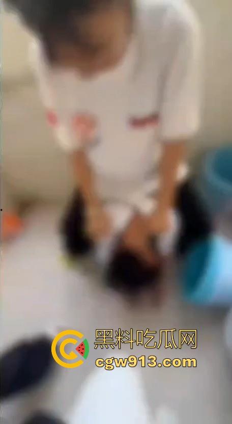 广西霸棱石桥中学霸凌事件曝光!八年纪多名女学生因琐事霸凌殴打一名小女生,这群人真他妈的不是人!-5