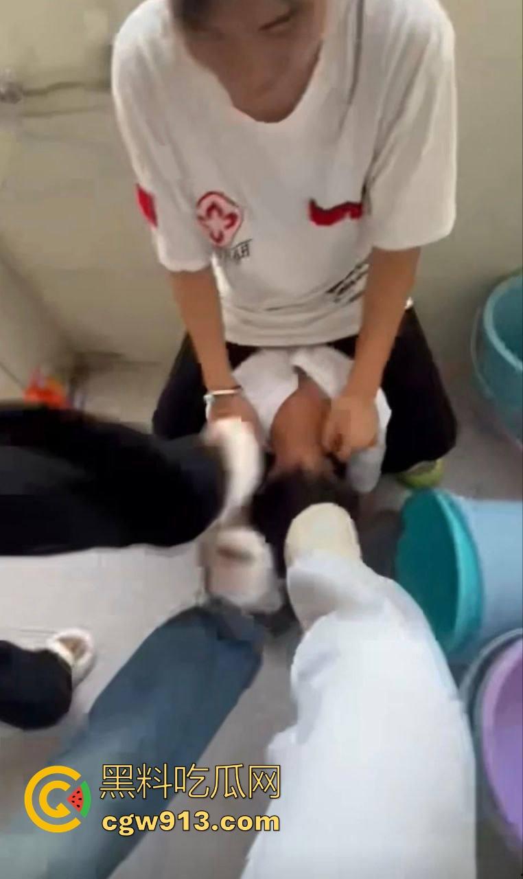广西霸棱石桥中学霸凌事件曝光!八年纪多名女学生因琐事霸凌殴打一名小女生,这群人真他妈的不是人!-7