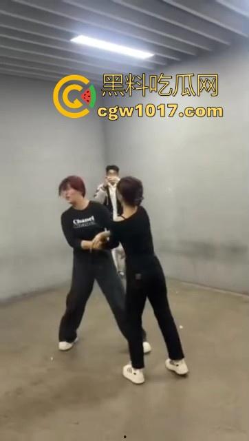 沈阳精神小妹约架群殴，两大帮派集结多人，相互开撕火拼，打得再狠点啊，把逼都扣爆她！-7