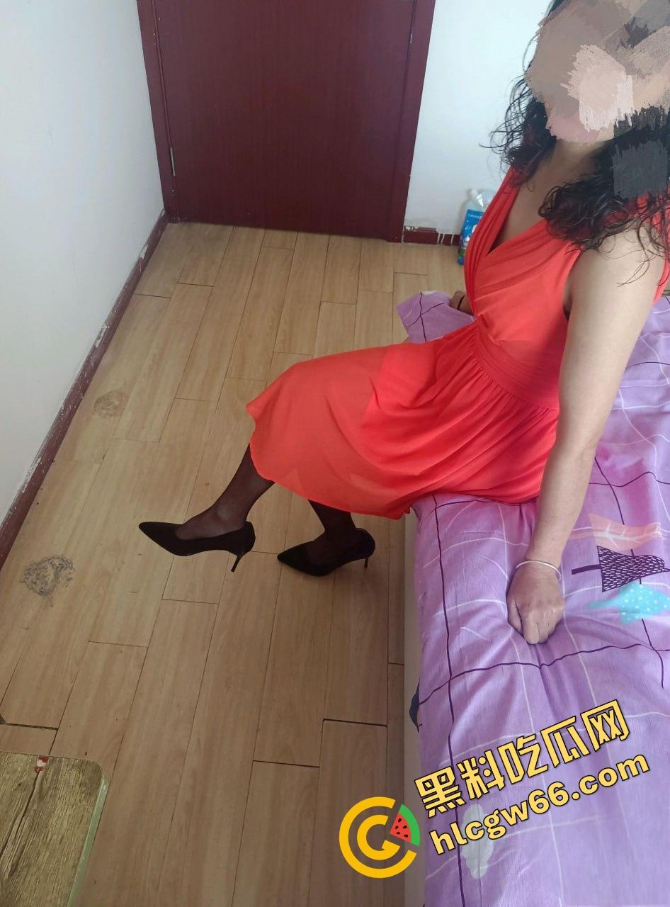 海角精品!31岁已婚男刷海角馋上44岁岳母,温柔贤惠黑丝骚身偷拍奶子蹭鸡巴,满脑子想操翻她!-4