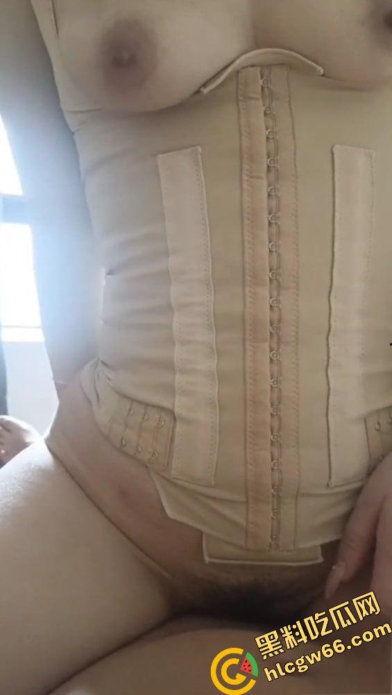 海角精品!31岁已婚男刷海角馋上44岁岳母,温柔贤惠黑丝骚身偷拍奶子蹭鸡巴,满脑子想操翻她!-11