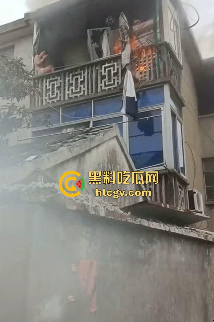 城中村美女洗澡遇火灾裸跳逃生,哥们见义勇为还是见色起意?全程高能!-1