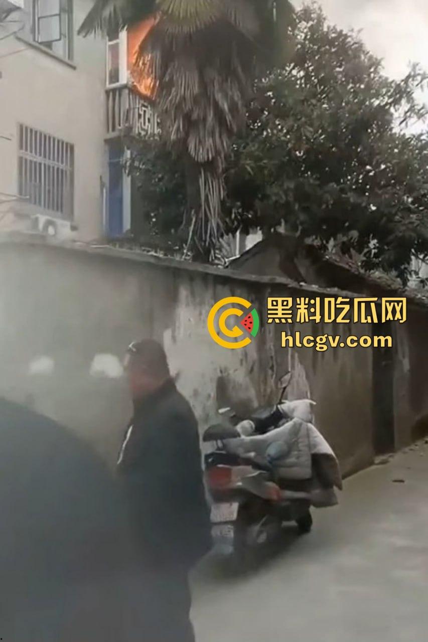 城中村美女洗澡遇火灾裸跳逃生,哥们见义勇为还是见色起意?全程高能!-2