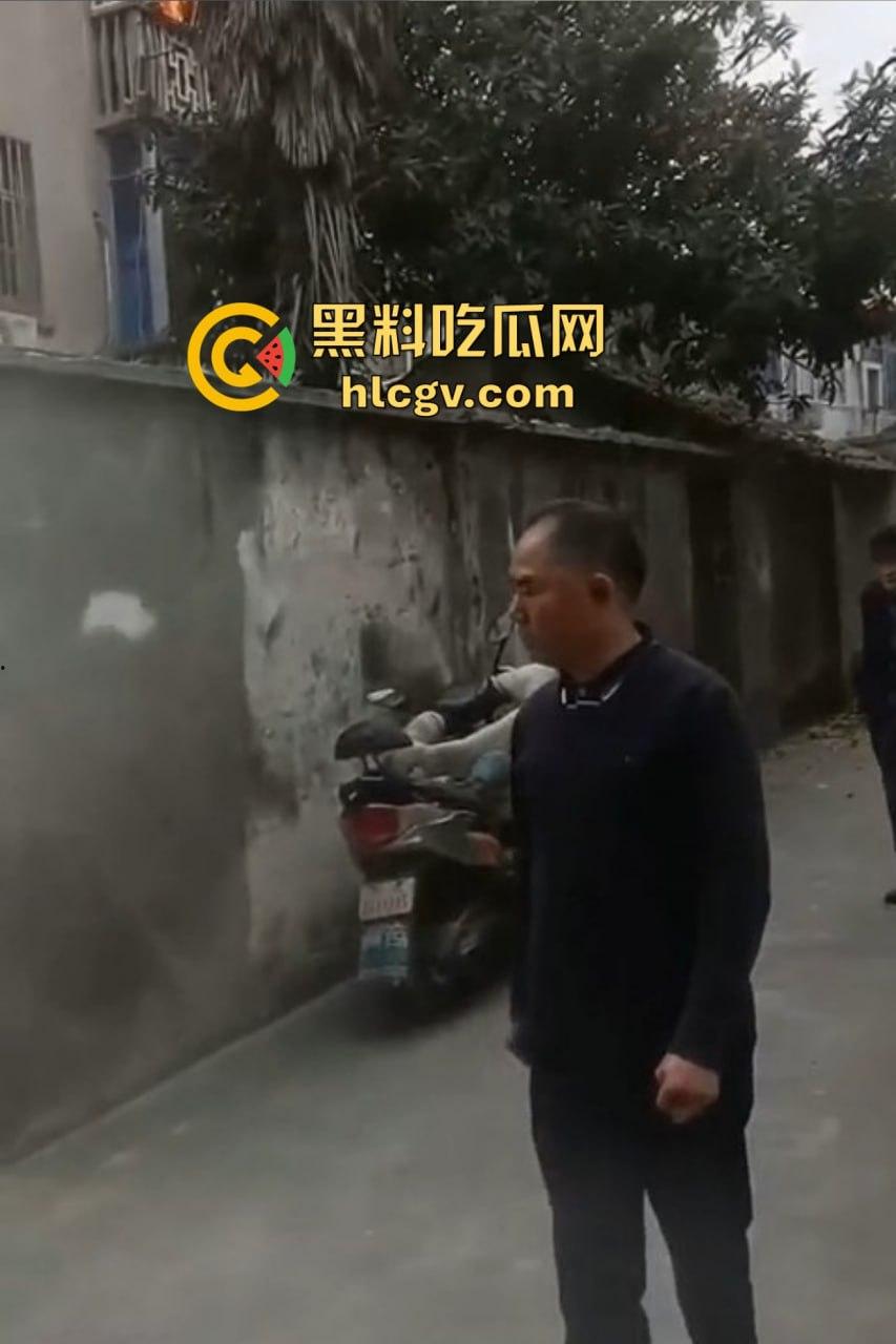 城中村美女洗澡遇火灾裸跳逃生,哥们见义勇为还是见色起意?全程高能!-3