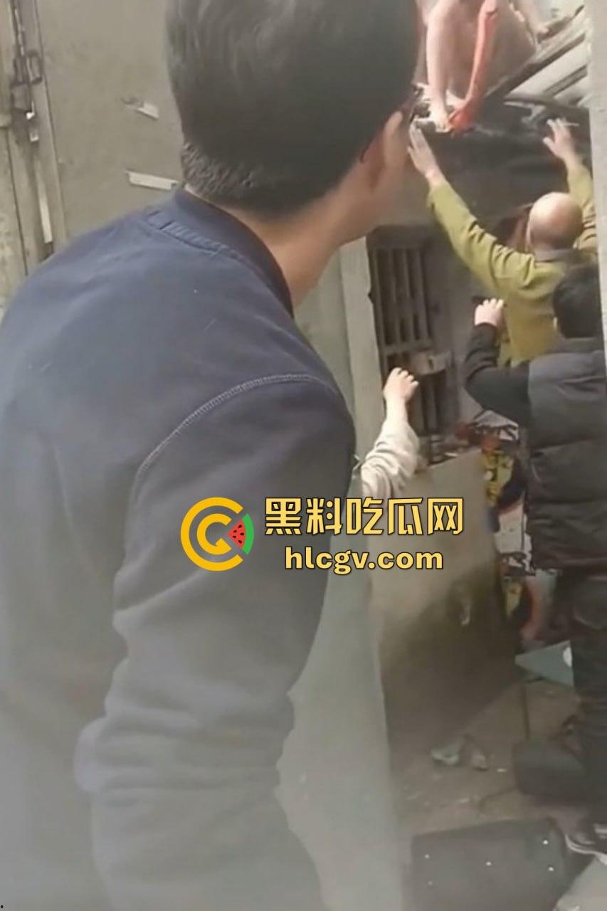 城中村美女洗澡遇火灾裸跳逃生,哥们见义勇为还是见色起意?全程高能!-4