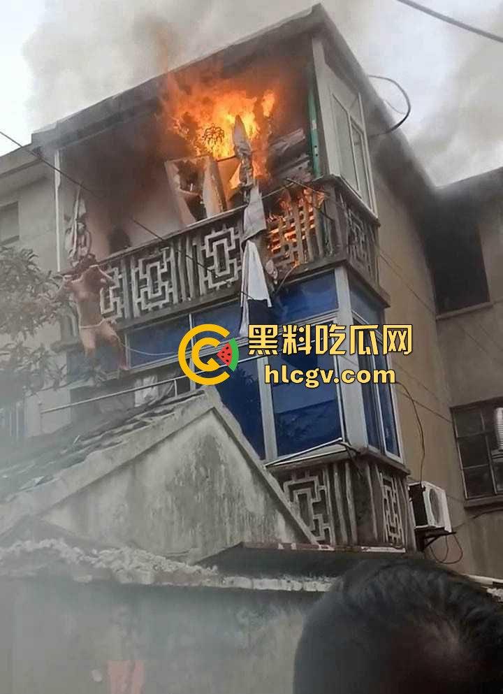 城中村美女洗澡遇火灾裸跳逃生,哥们见义勇为还是见色起意?全程高能!-5
