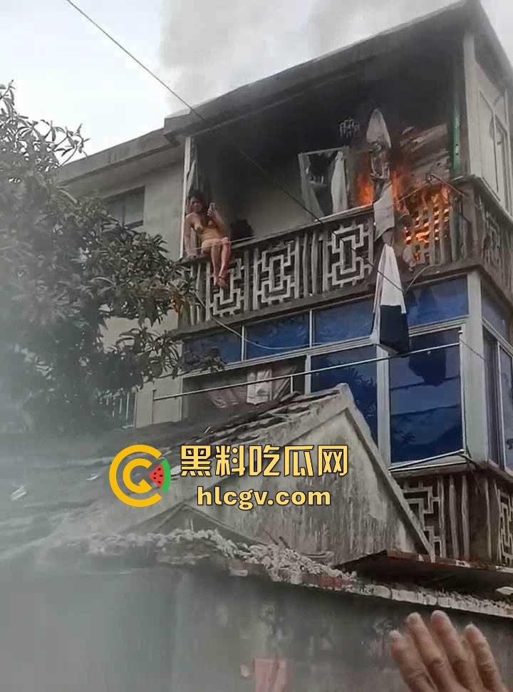 城中村美女洗澡遇火灾裸跳逃生,哥们见义勇为还是见色起意?全程高能!-6