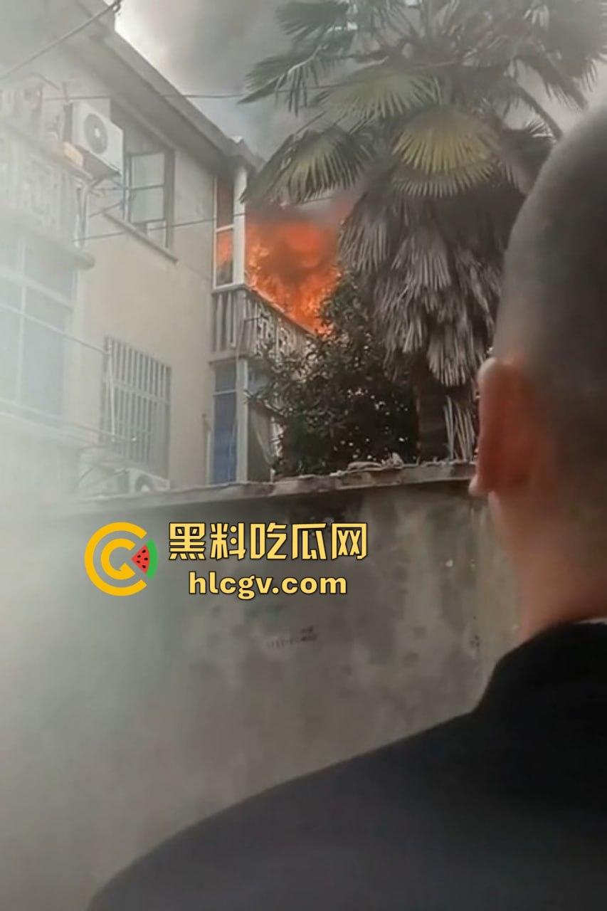 城中村美女洗澡遇火灾裸跳逃生,哥们见义勇为还是见色起意?全程高能!-7