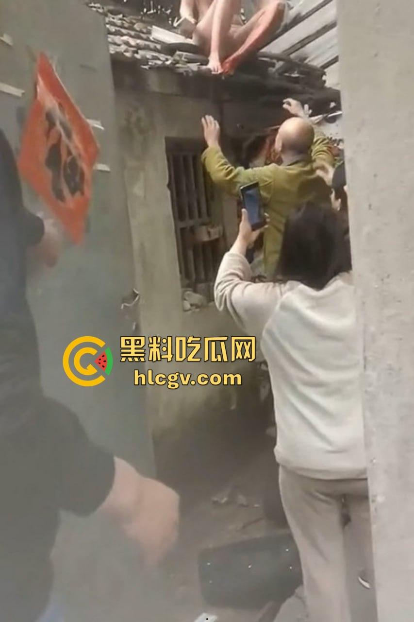 城中村美女洗澡遇火灾裸跳逃生,哥们见义勇为还是见色起意?全程高能!-8