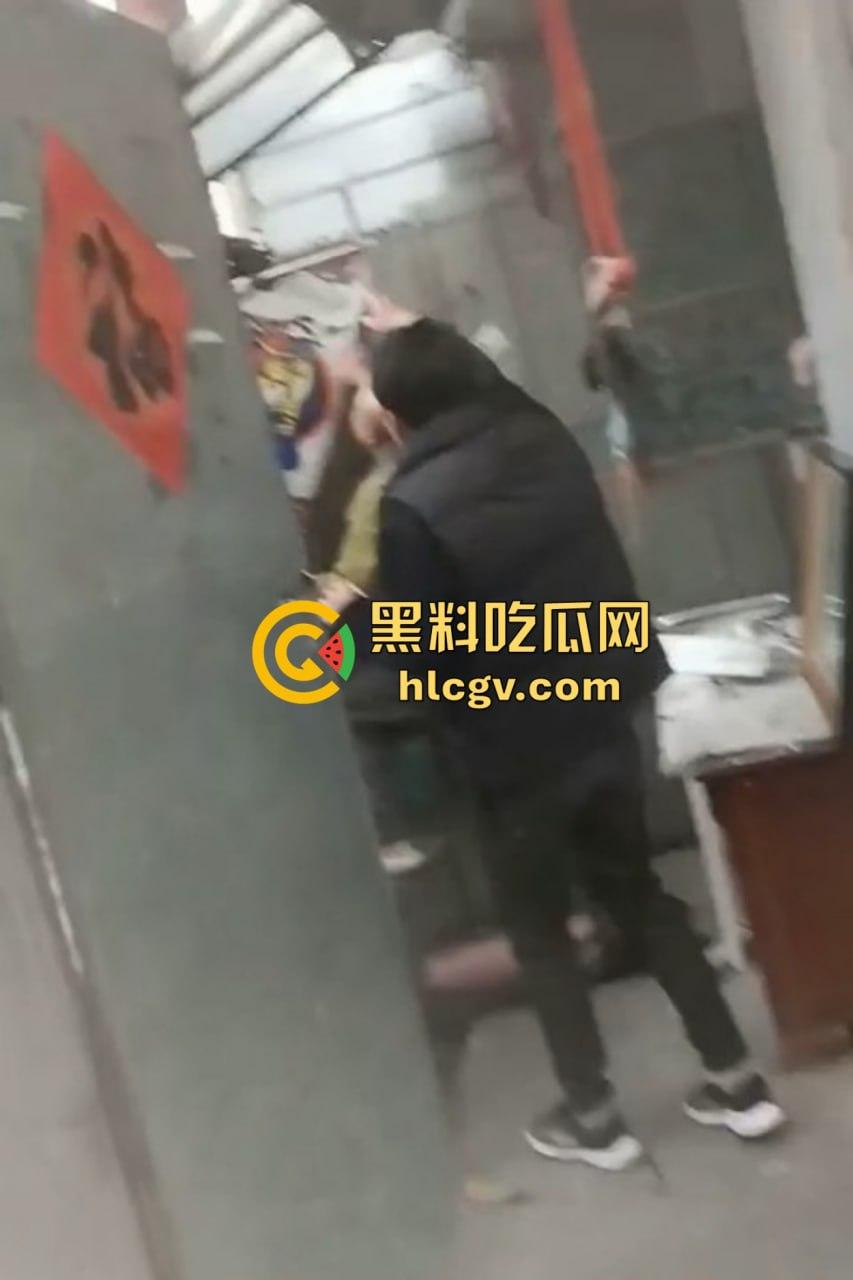 城中村美女洗澡遇火灾裸跳逃生,哥们见义勇为还是见色起意?全程高能!-9