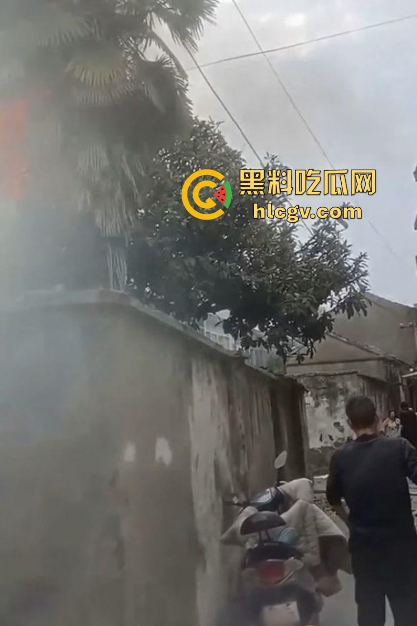 城中村美女洗澡遇火灾裸跳逃生,哥们见义勇为还是见色起意?全程高能!-10