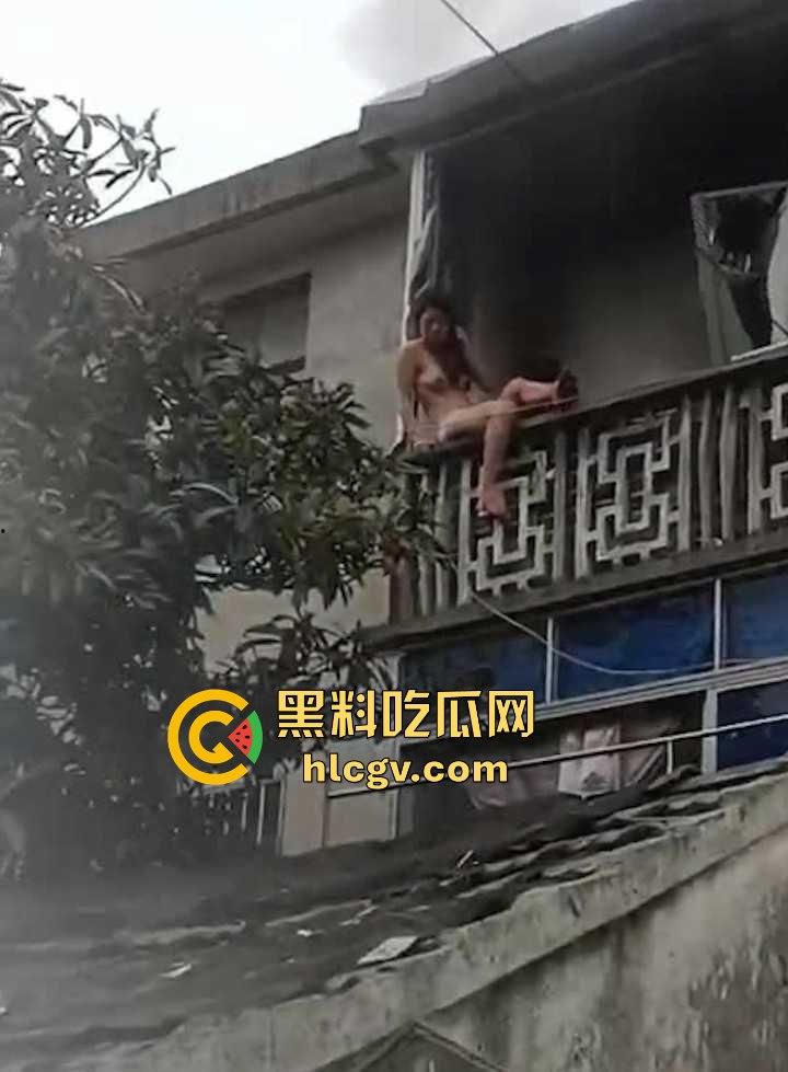 城中村美女洗澡遇火灾裸跳逃生,哥们见义勇为还是见色起意?全程高能!-11