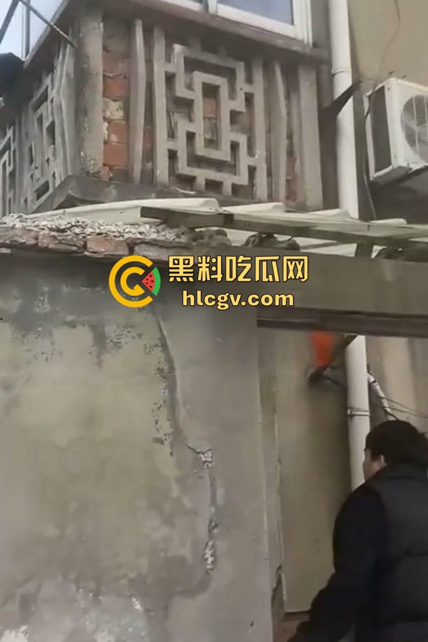 城中村美女洗澡遇火灾裸跳逃生,哥们见义勇为还是见色起意?全程高能!-13