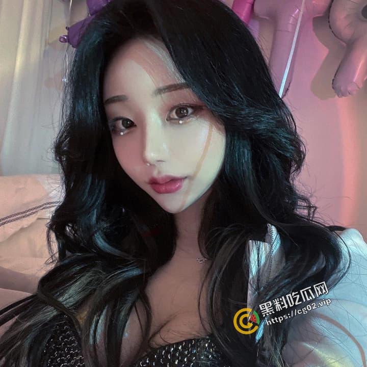 推特 韩国TS网黄 爆改款共车和壮男搞4P淫趴 轮流无套内射 比男演员的都大 快去泰国阉了吧-3