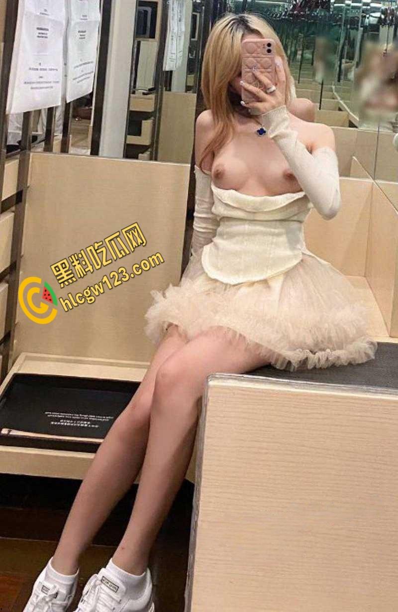 深圳极品高颜值母狗,口爆吞精扩阴器里尿尿,盛满尿液的阴道简直太淫荡了!-3