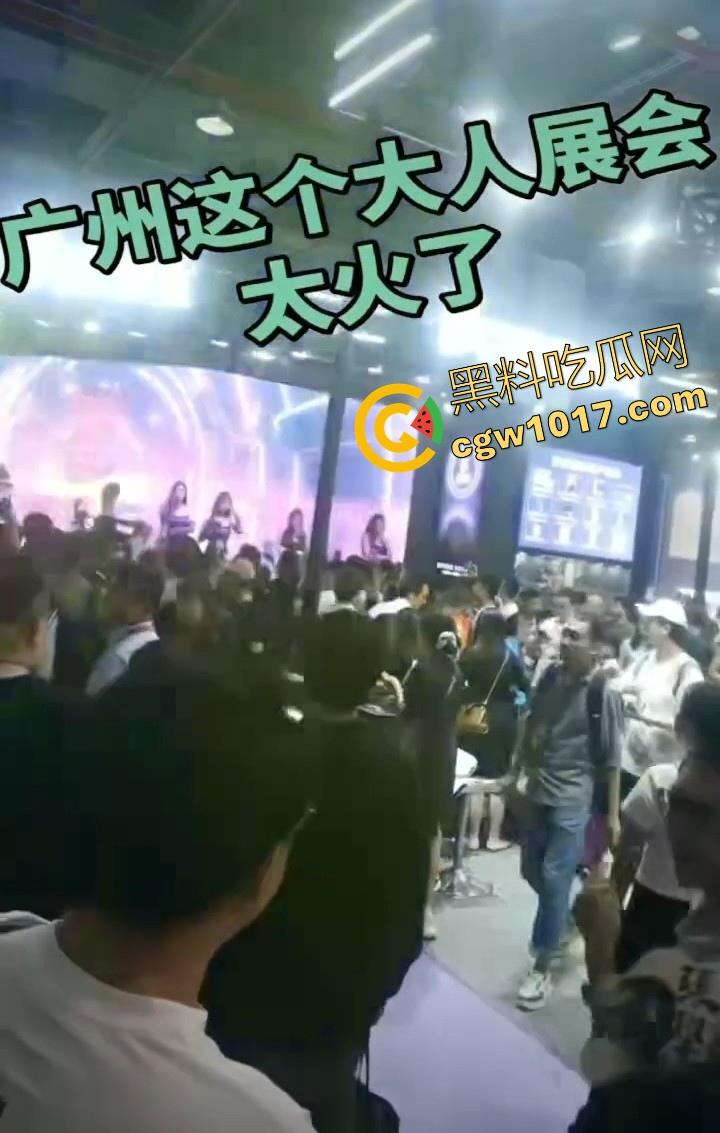 近期刷爆网络的广州成人展来啦!各种刑具成人用品花样多多,极品模特上演情趣诱惑,真是宅男的梦想啊!-1