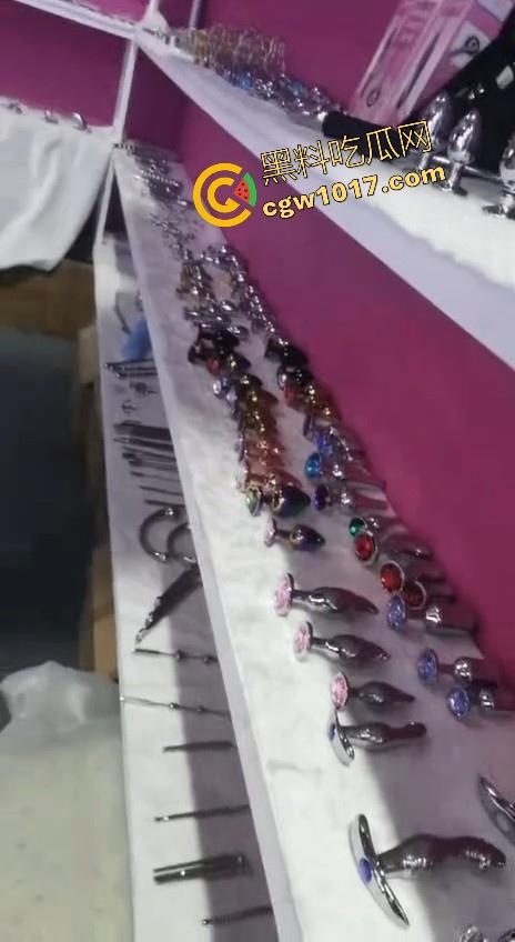 近期刷爆网络的广州成人展来啦!各种刑具成人用品花样多多,极品模特上演情趣诱惑,真是宅男的梦想啊!-2